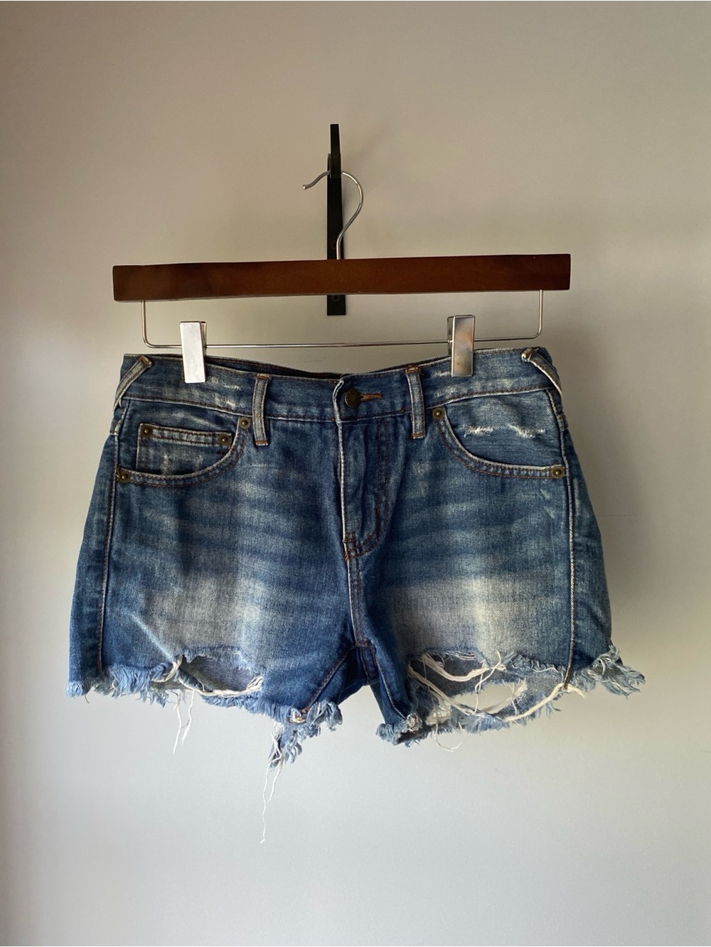 Free People distressed cut-off denim shorts sz 24